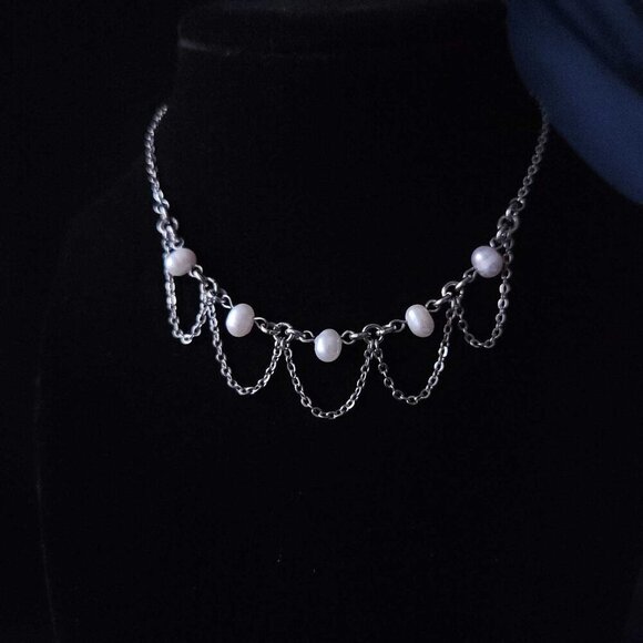 Gothic Coquette white freshwater pearl chandelier necklace with a silver chain - Picture 9 of 9